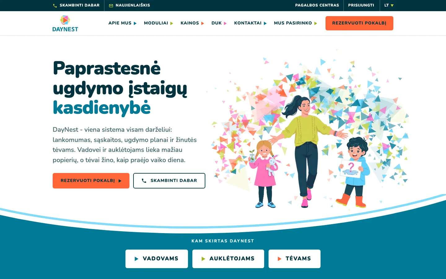 Naujos DayNest svetainės pradžia: „Paprastesnė ugdymo įstaigų kasdienybė“, auklėtoja su dviem vaikais spalvotų trikampių fone