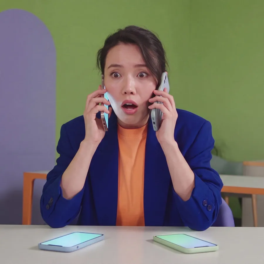 Kvadratinis 1200 × 1200 variantas: veikėja kalba dviem telefonais